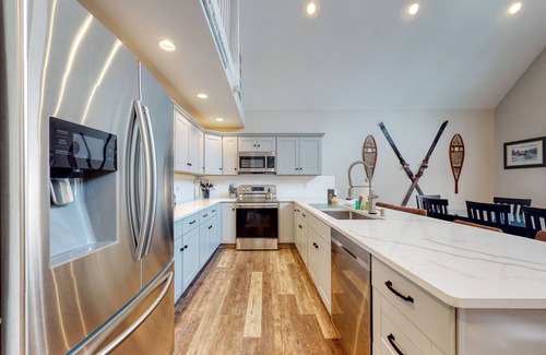 Cranmore Birches House | New townhome w/private hot tub, game room, AC & fireplace - steps to Cranmore
