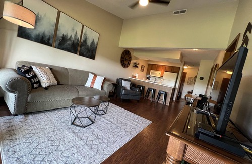 Notch Estates Condo | New! Treetop Retreat: 1 Mile from Silver Dollar City
