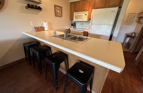 Notch Estates Condo | New! Treetop Retreat: 1 Mile from Silver Dollar City