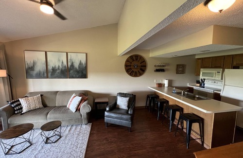 Notch Estates Condo | New! Treetop Retreat: 1 Mile from Silver Dollar City