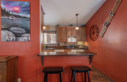 Ponderosa Palisades House | NEW - Truckee Cabin - Centrally Located