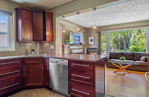 West Edmonton House | ⭐NEW⭐ TWO SUITES, ONE PRICE ⭐Spacious 4-BR Home ⚡Fast WiFi⚡ Central Location ⭐