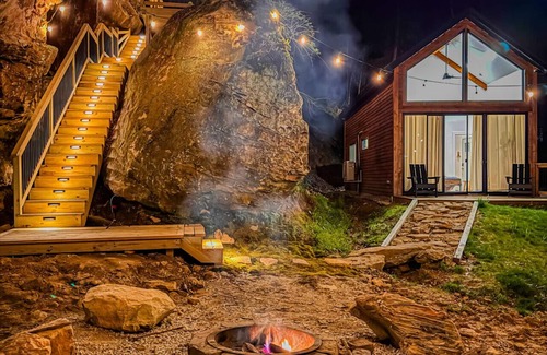 Rogers Cabin | NEW Unique Hot Tub & Deck | Firepit | Mural | Pets