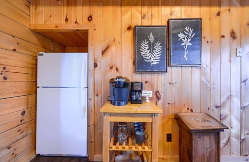 Creola Cabin | New+ Updated. Hot Tub. Near Trails. Game Room. Firepit. Secluded 8 acres
