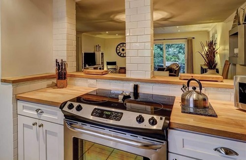 Folly Field House | New Upgrades 3 BR 2.5 Bath A Stones throw from the Beach