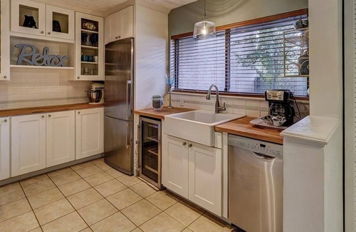 Folly Field House | New Upgrades 3 BR 2.5 Bath A Stones throw from the Beach