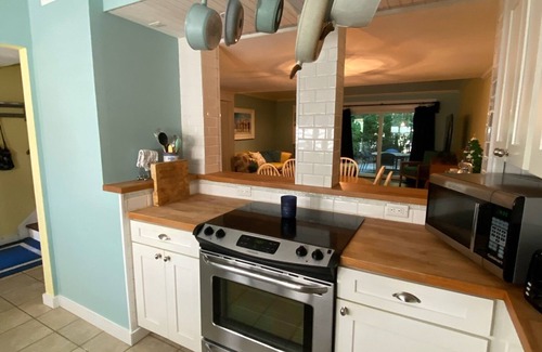 Folly Field House | New Upgrades 3 BR 2.5 Bath A Stones throw from the Beach
