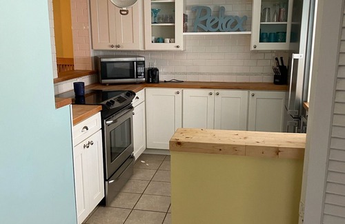 Folly Field House | New Upgrades 3 BR 2.5 Bath A Stones throw from the Beach