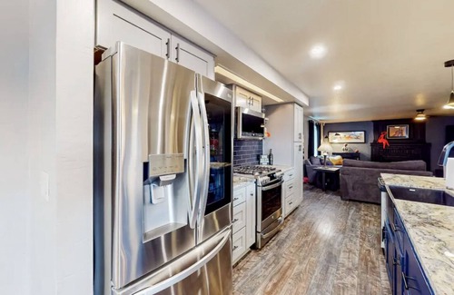 Medford House | NEW+Upscale+2Kings & 1Qu+Private-Hot-tub+Close to hospitals, restaurants, dining