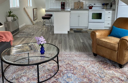 Warren House | New Upscale Apartment In the Heart of Mid-Coast Maine