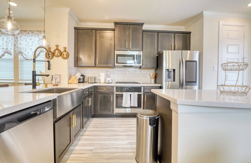 Southeast Houston House | New! Upscale Gateway, 15 min to NRG stadium , Downtown Houston and Med center.