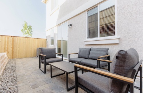 Northeast Reno House | ⭐️NEW⭐️ Upscale Retreat, 65" TV, Netflix, Patio, Mtn Views, 5 Min to UNR/Hwy 395
