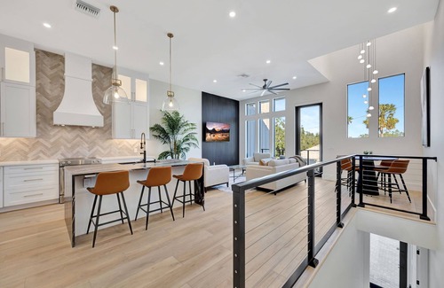 Dunedin House | New Upscale Retreat Downtown Dunedin w/Balcony! Sleeps 4