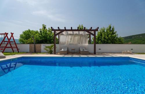 Donji Prolozac Villa | NEW Villa Anja is a 4 bedroom villa with a 32 sqm heated pool near Imotski