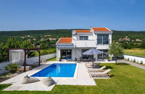 Donji Prolozac Villa | NEW Villa Anja is a 4 bedroom villa with a 32 sqm heated pool near Imotski