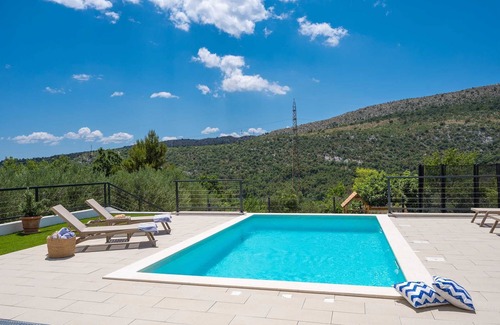 Omis Villa | New! Villa Nacle with heated Pool
