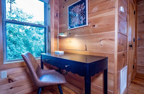 West Jefferson Cabin | New! Walk to Downtown | Mountain Views | Sleeps 13