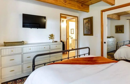 Murphys Cabin | NEW - Walk to Downtown from "The Local Pine!"