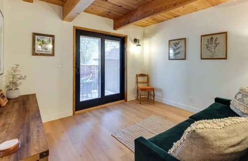 Murphys Cabin | NEW - Walk to Downtown from "The Local Pine!"