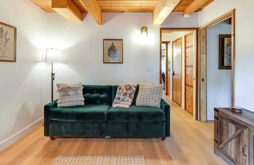 Murphys Cabin | NEW - Walk to Downtown from "The Local Pine!"