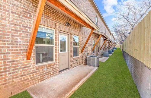 Stephenville House | New-Walk to Tarleton-2 King Beds