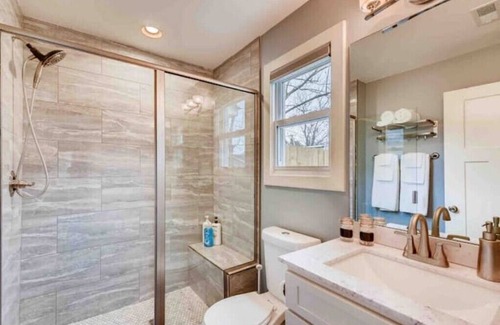 Eastwood House | New walkable home with FREE off-street parking and 2 king beds