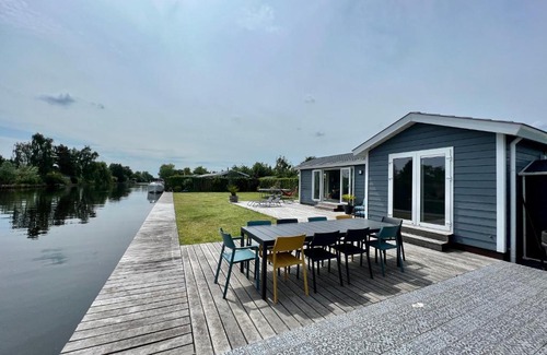 Vinkeveen Ski Chalet | New - Waterfont Villa08 - Private Residence on a lake near Amsterdam