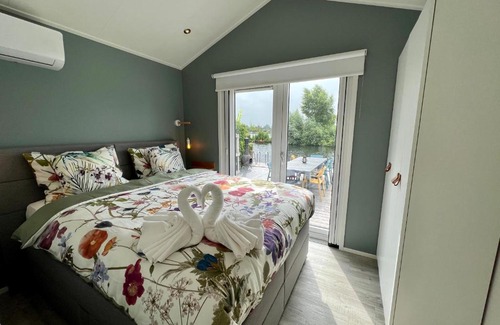 Vinkeveen Ski Chalet | New - Waterfont Villa08 - Private Residence on a lake near Amsterdam