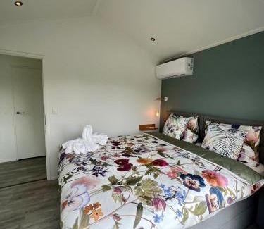 Vinkeveen Ski Chalet | New - Waterfont Villa08 - Private Residence on a lake near Amsterdam
