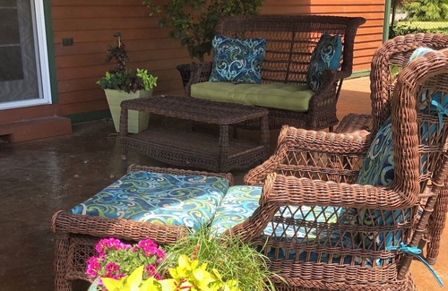 Newberg House | New! Wine Country Cottage ~Meadow Views. Private Country Setting Near Town!