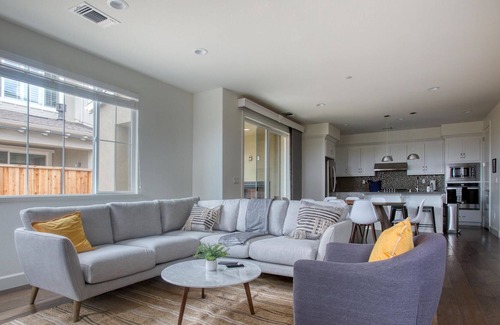 Newark House | Newark 4BR with Easy Access to Other Bay Towns