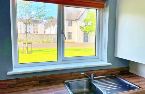 Longcroft House | Newbuild - 3 bedrooms, 2 baths,5 mins from airportnn