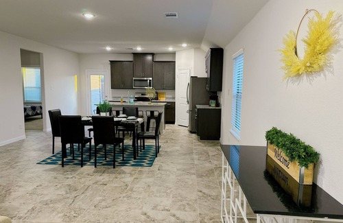 Crowley House | NewBuilt 4Br2Ba. Spacious. Perfect for family & pets