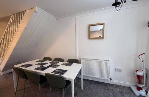Swindon House | Newbury House Long Stays Free Parking and Wifi