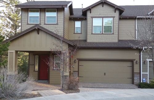 Flagstaff House | Newer 2350 SQ FT Townhouse private, close to downtown, hilltop views, A/C