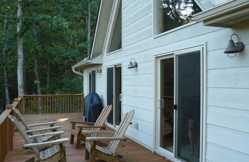 Young Harris Cabin | Newer Cabin with Mountain Views, Near Lakes, Golf
