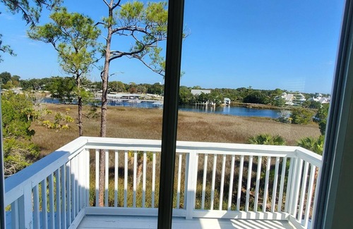 Steinhatchee House | Newer riverfront home with great views and boat slip