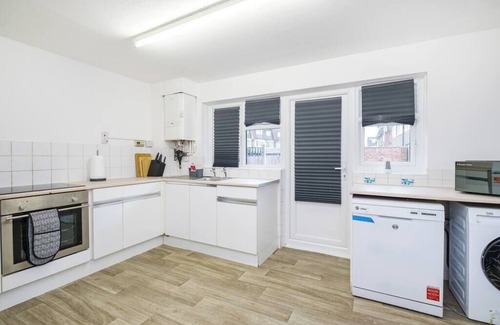Custom House House | Newham Excel E16 - 3 bed 2.5 bath house w Free parking, 3 Bed 1.5 bath House with Parking Close to E