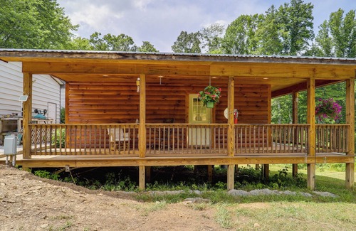 Linville Falls Cabin | Newland Cabin with Porch: Walk to Linville Falls!