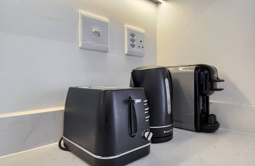 Claremont Apartment | Newlands Peak Modern 1BR - Pool & Gym & Workspaces