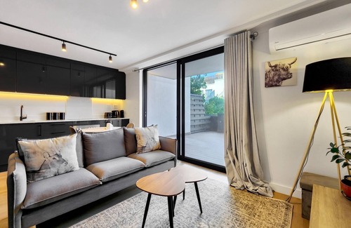 Claremont Apartment | Newlands Peak Modern 1BR - Pool & Gym & Workspaces