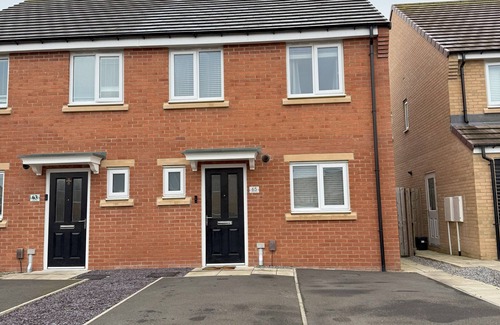 Newcastle-upon-Tyne House | Newly Built 3BR Gem:King Beds, Fast Wi-Fi, Free Parking, Close to Airport & City