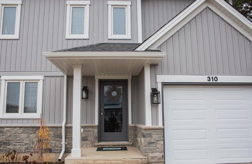 Port Stanley House | Newly built cottage with a stunning view