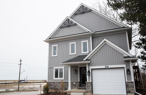 Port Stanley House | Newly built cottage with a stunning view