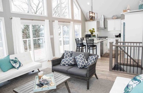 Port Stanley Cottage | Newly Built Cottage with a Stunning View! (Upper level)