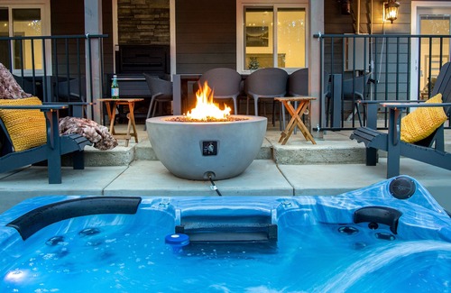 Alta House | Newly-built duplex in Sierra Mountains, hot tub