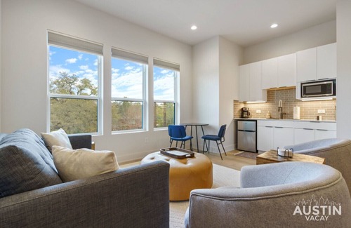 Lower Basin Lake Travis House | Newly Built Home near Lake Austin w/Huge Balcony, Spacious Yard + New Appliances