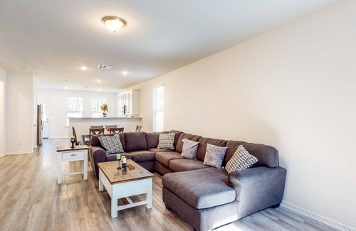 Porter House | Newly Built Home - Open Layout - Central Location