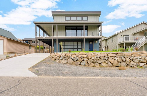 Orondo House | Newly built home with mountain & lake view, great deck, pool, marina & clubhouse