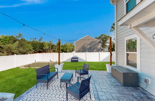 Anderson House | Newly built house with private putting green, fenced in yard + dog friendly